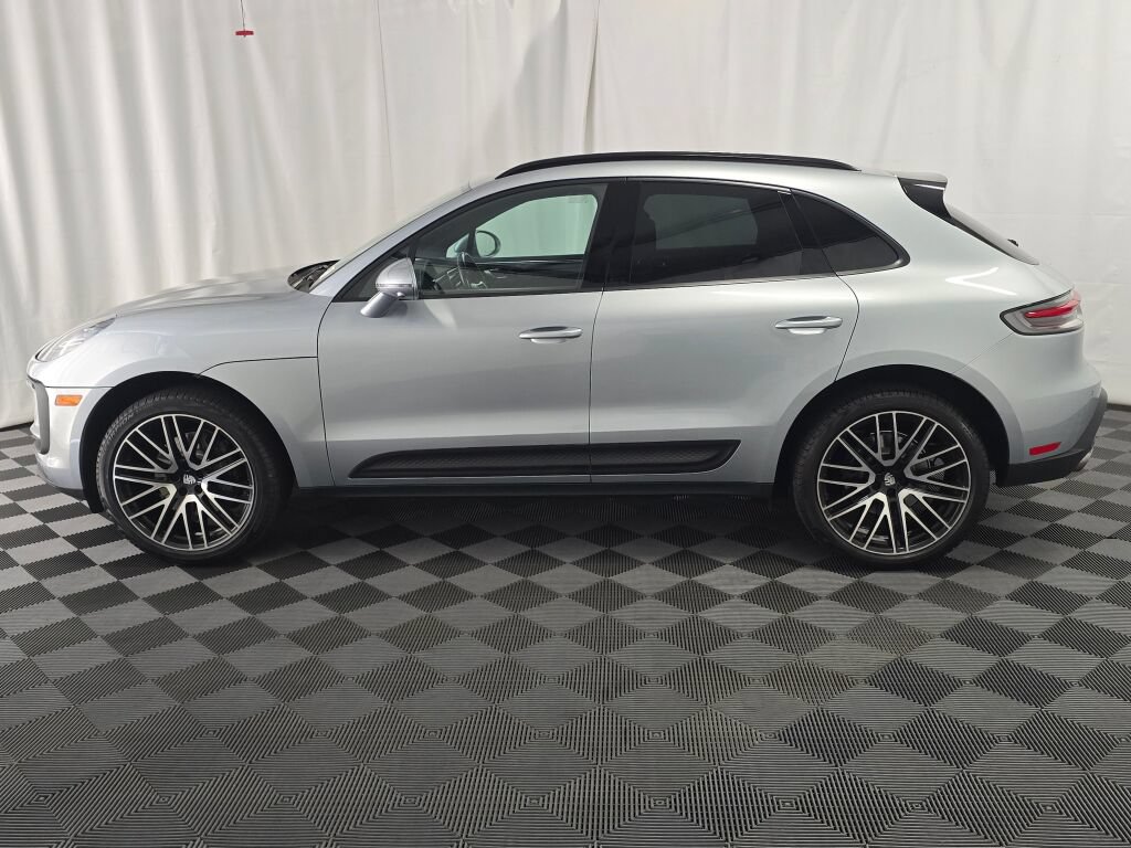 Certified 2024 Porsche Macan AWD/4WD image 2