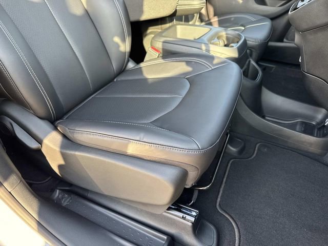 New 2026 Chrysler Pacifica Select image 14