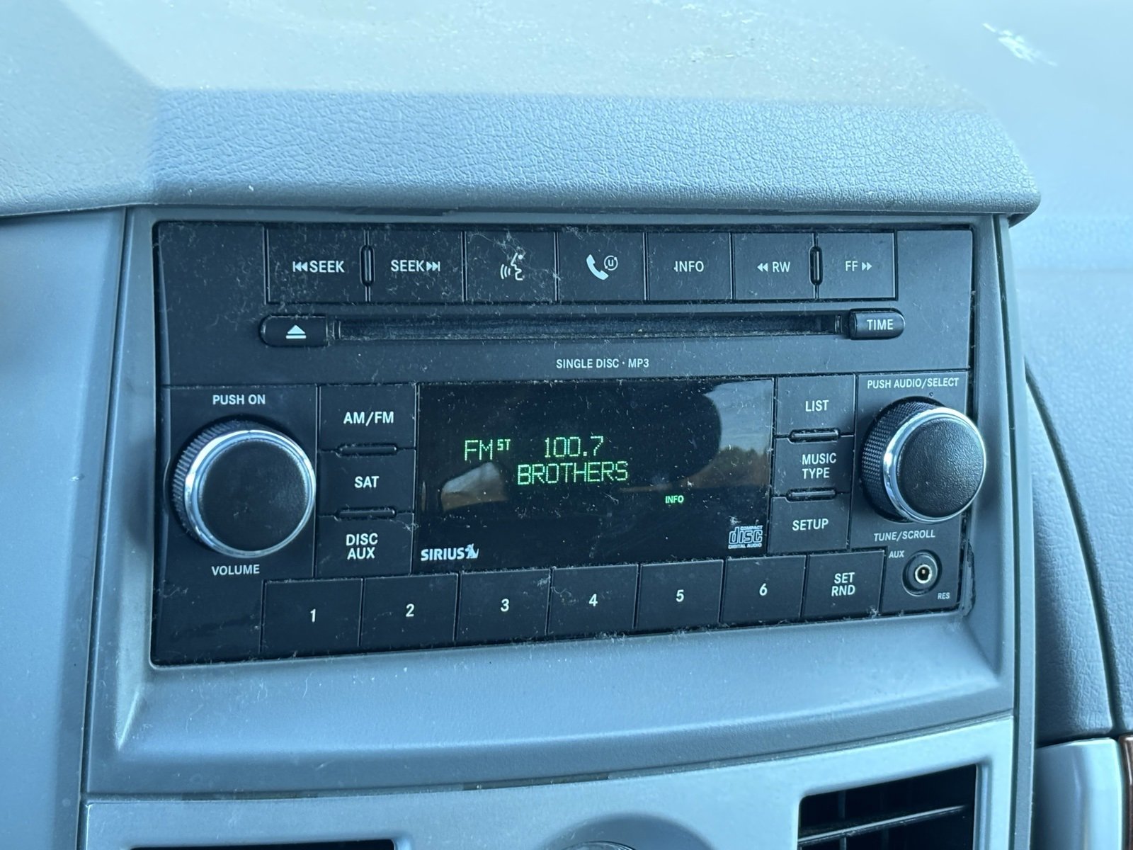 Used 2009 Chrysler Town & Country Touring image 5