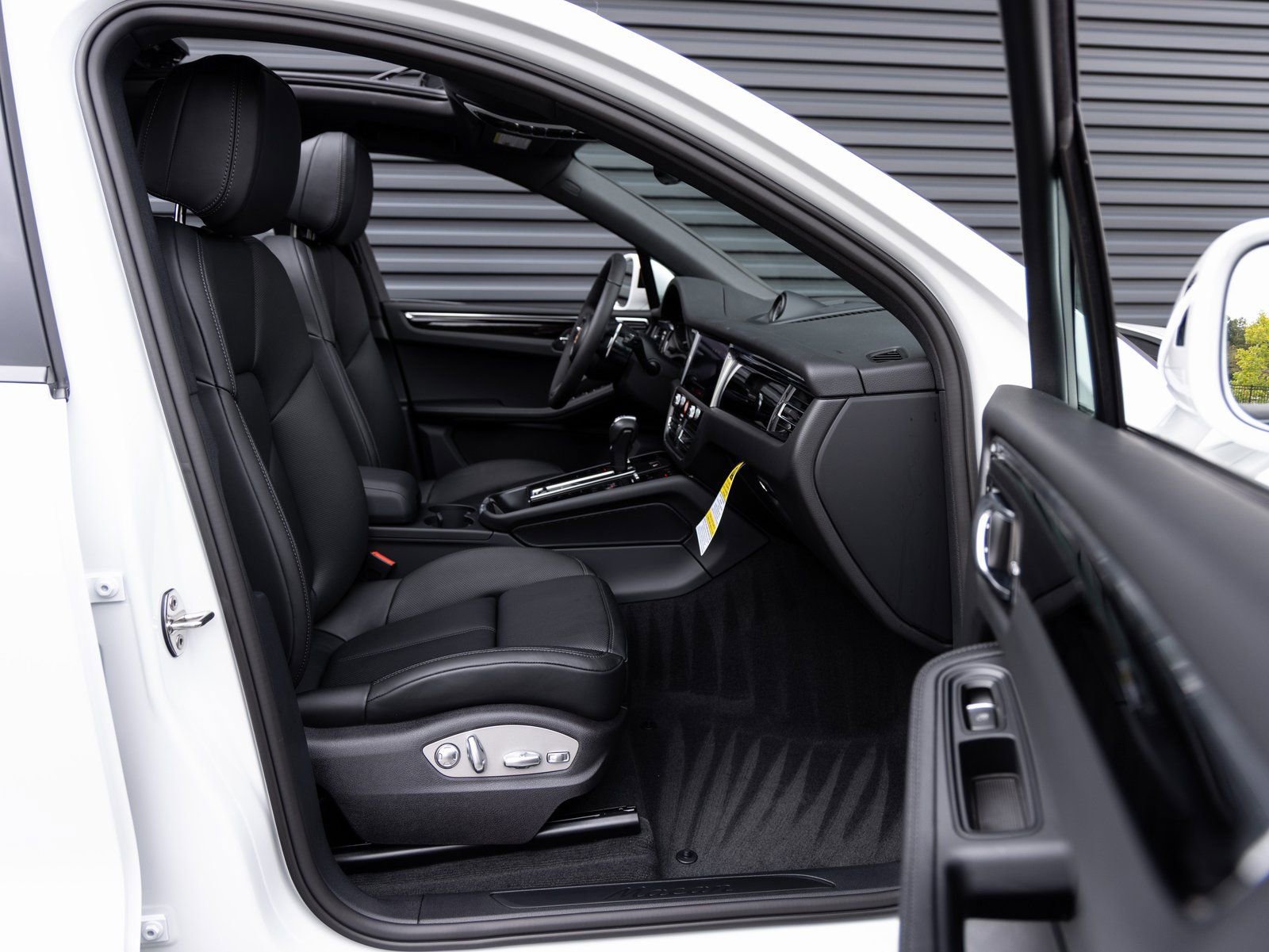 Certified 2026 Porsche Macan image 32