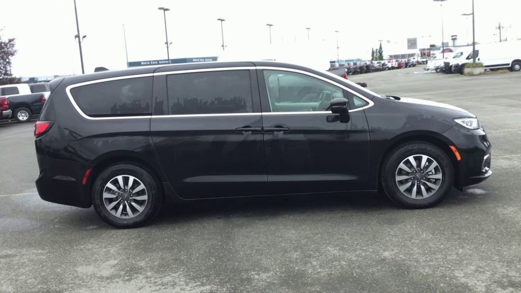 Used 2024 Chrysler Pacifica Select image 9