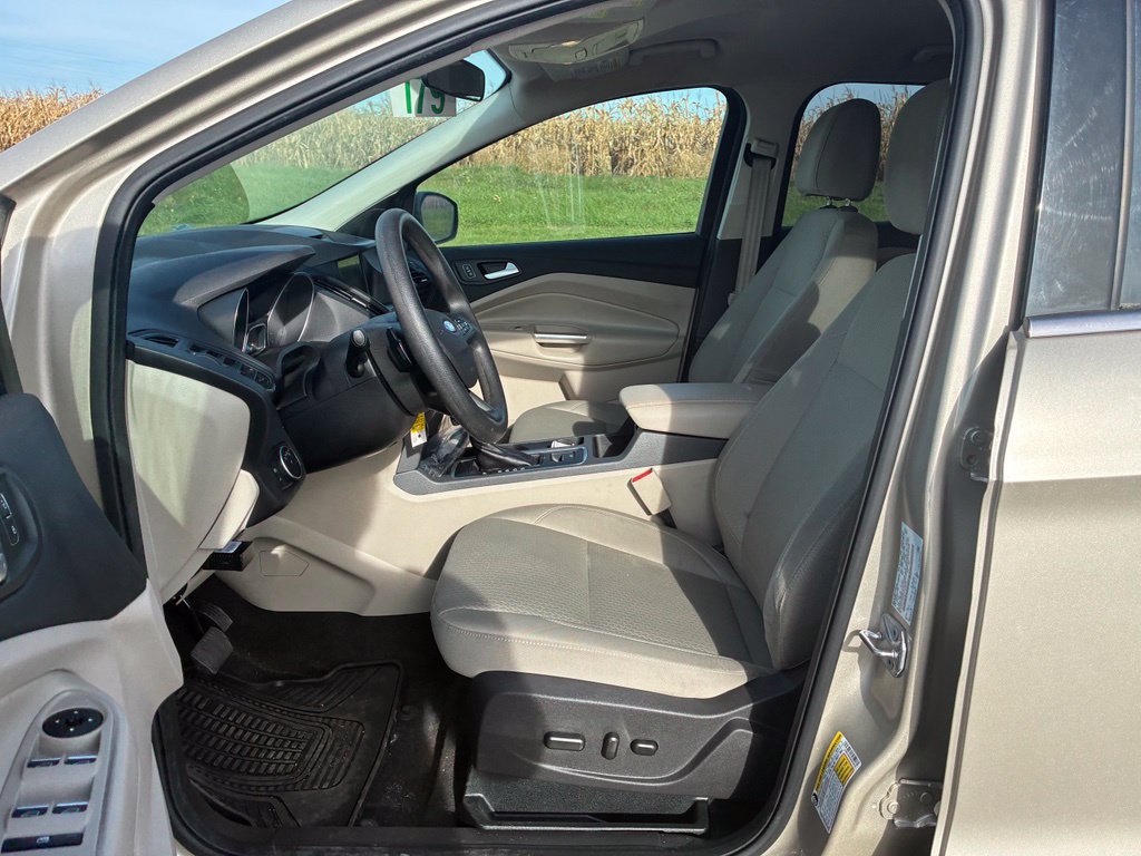 Used 2017 Ford Escape SE w/ Equipment Group 201A FWD image 9