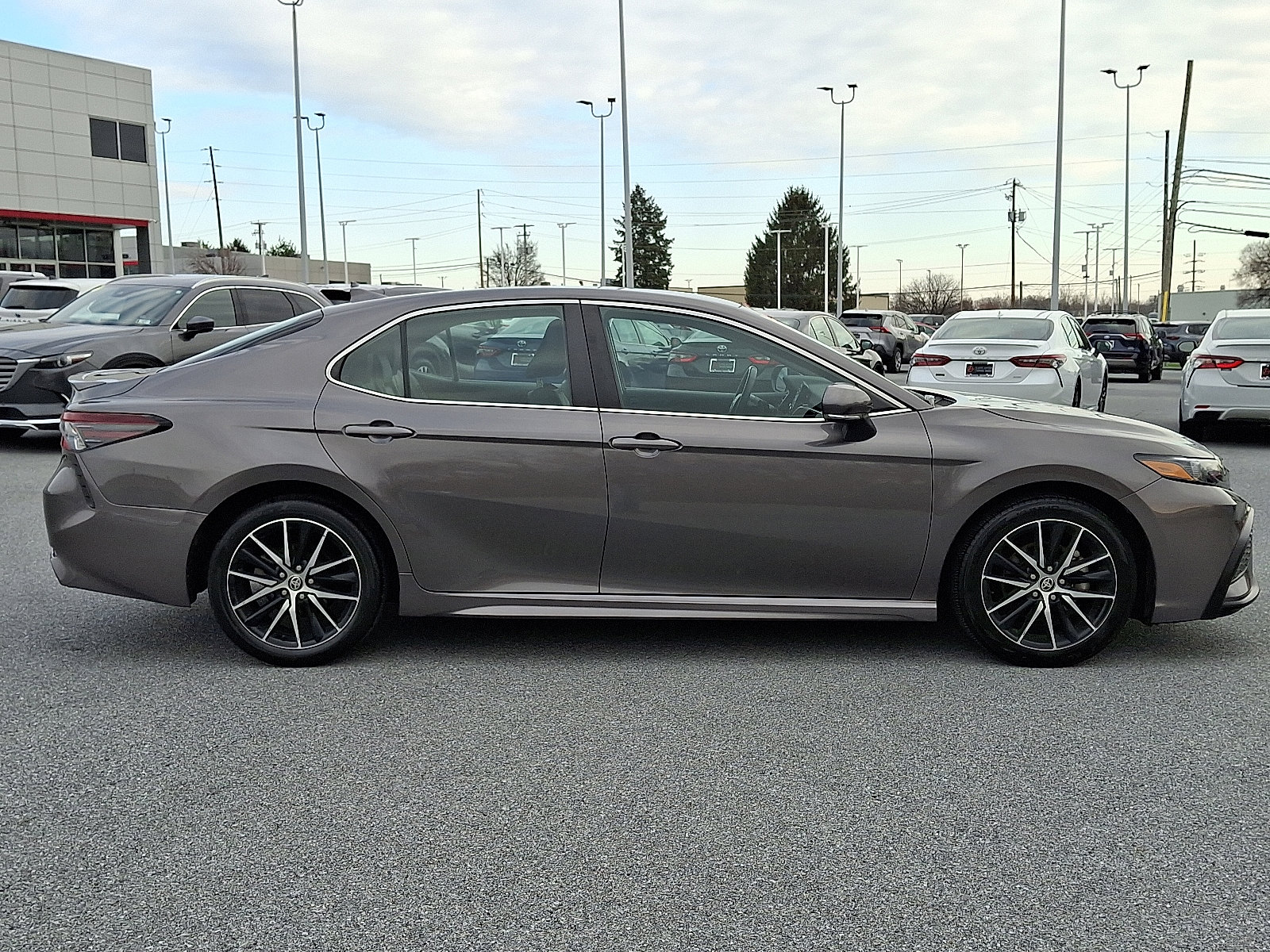 Used 2024 Toyota Camry SE FWD image 8