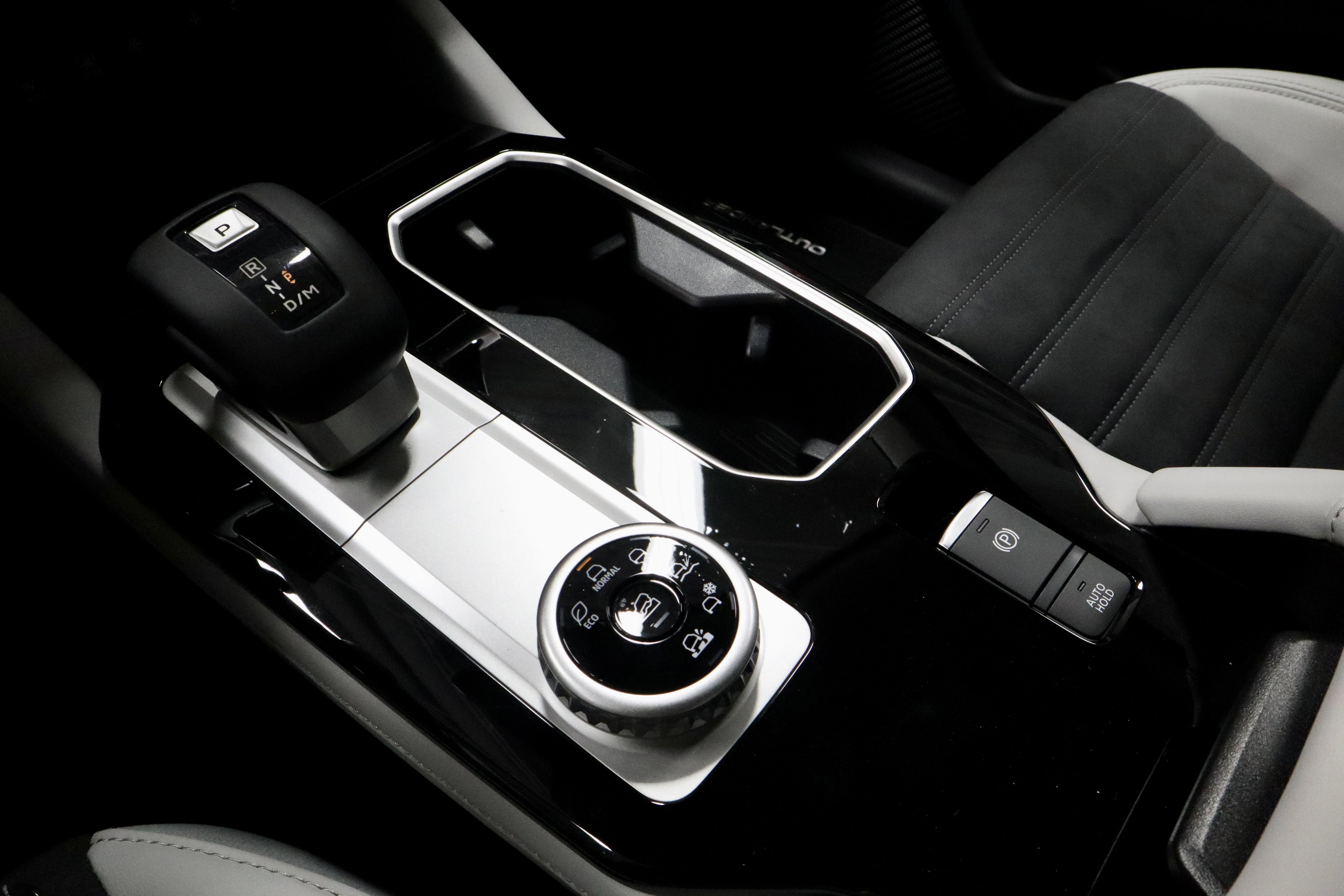 New 2025 Mitsubishi Outlander SE image 27