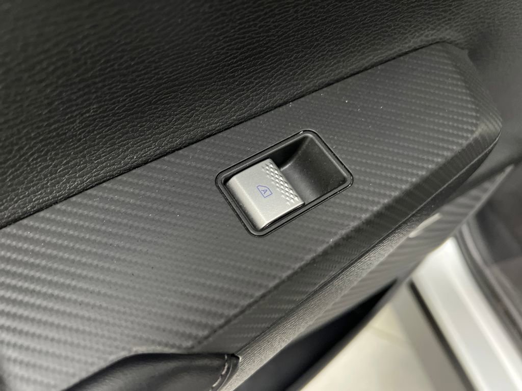 Used 2025 Mitsubishi Outlander SE image 17