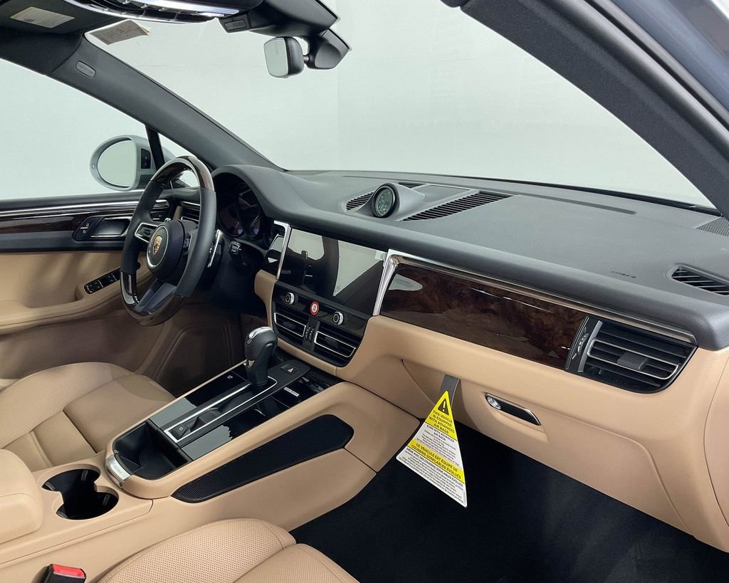 Certified 2025 Porsche Macan AWD/4WD image 22