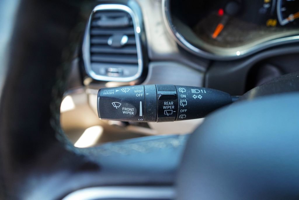 Used 2020 Jeep Grand Cherokee Overland AWD/4WD image 32