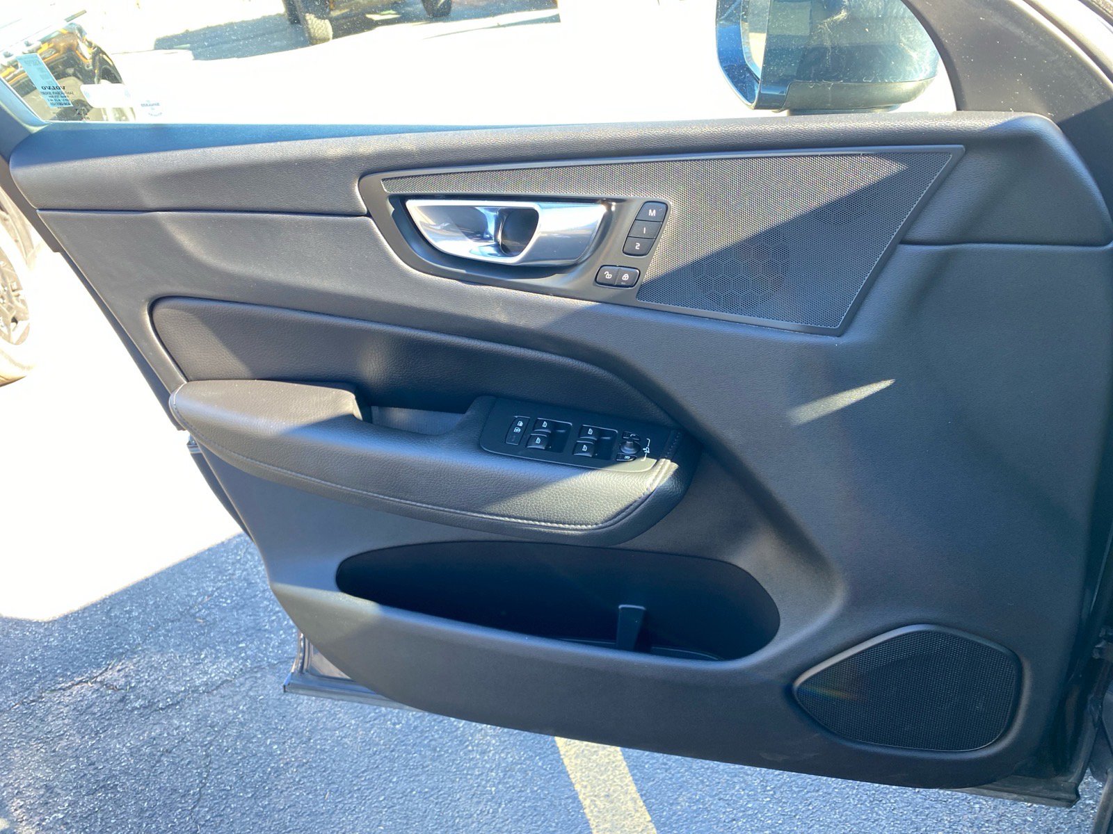 Used 2021 Volvo XC60 T6 Momentum image 21