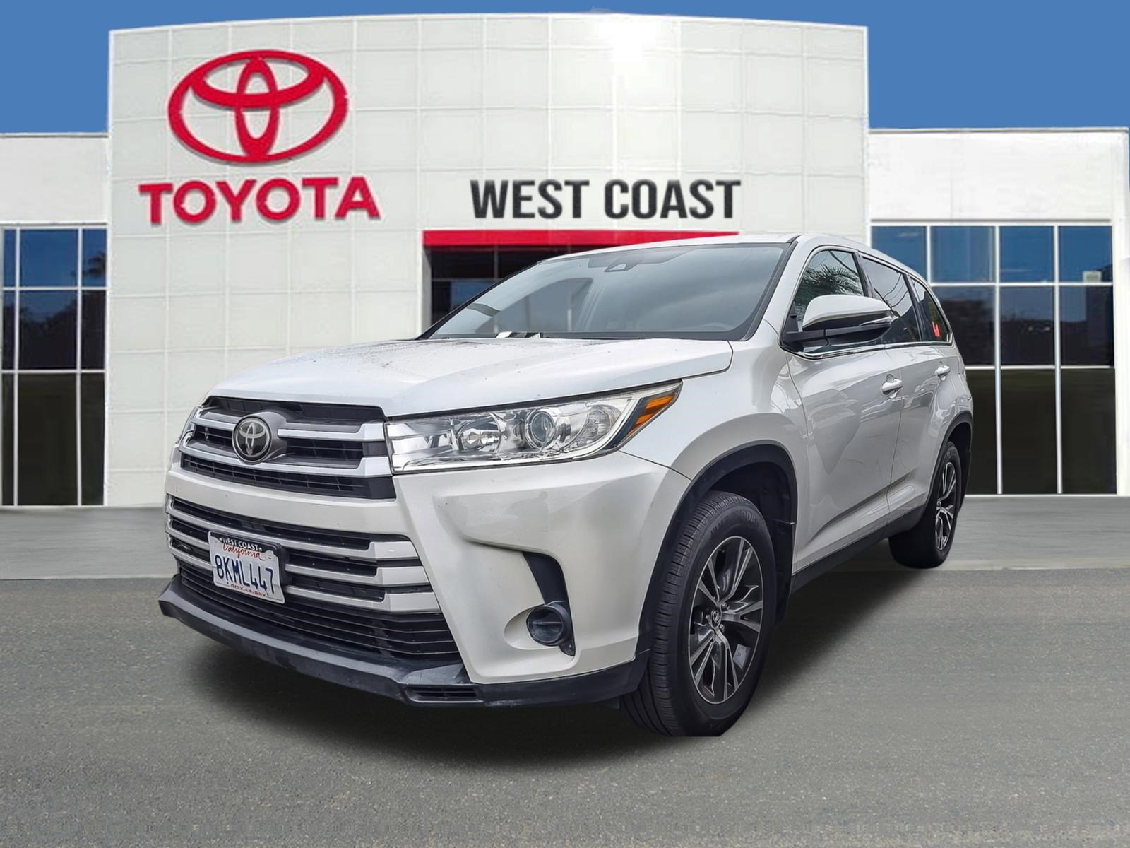 Used 2019 Toyota Highlander LE w/ Carpet Mat Package (TMS) image 1