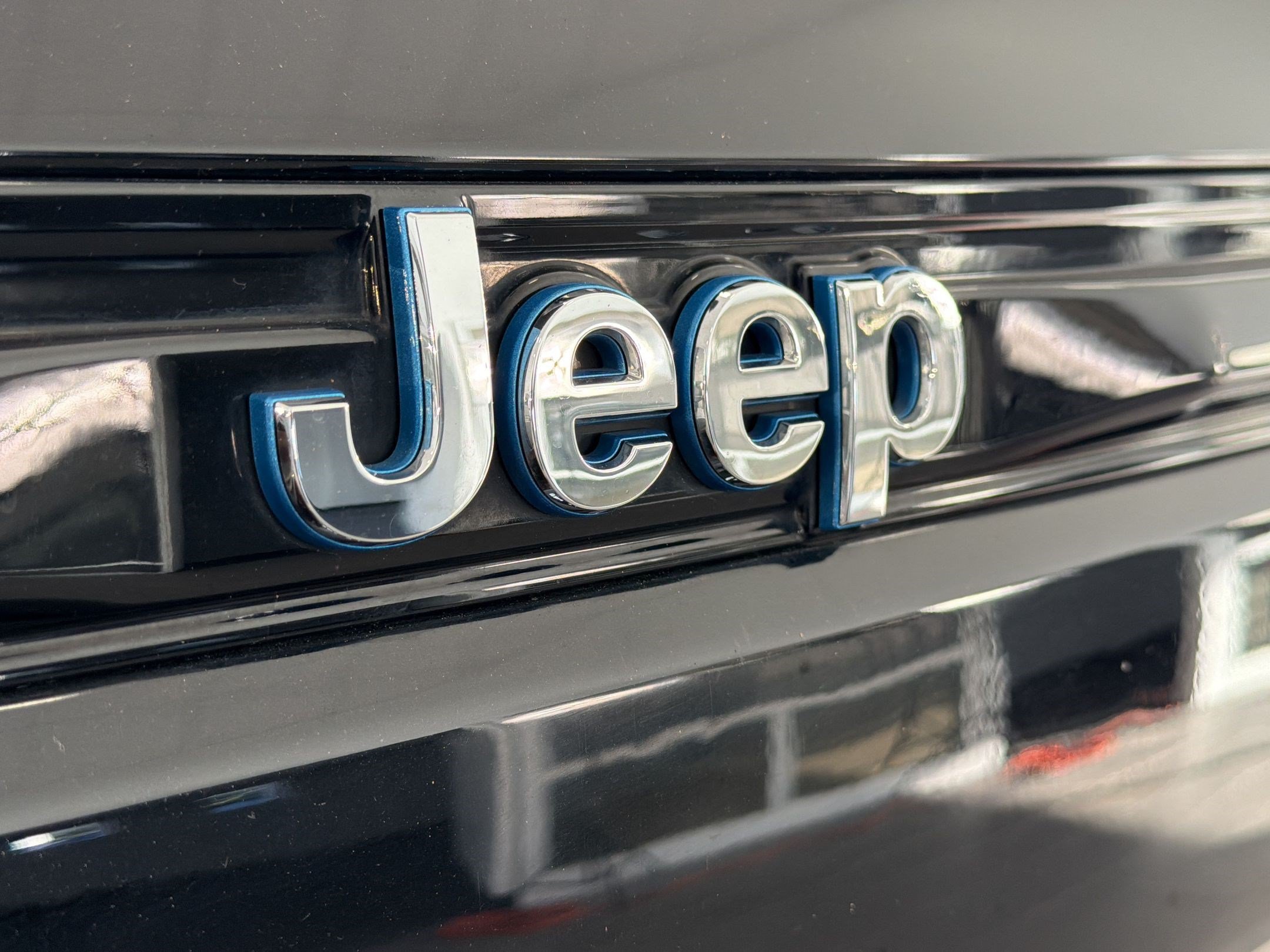 Used 2023 Jeep Grand Cherokee Overland w/ Luxury Tech Group IV AWD/4WD image 36