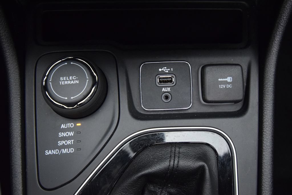 Used 2021 Jeep Cherokee Limited AWD/4WD image 34
