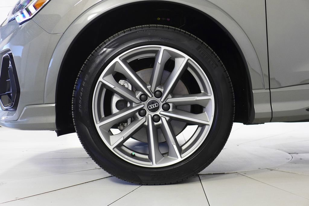 Used 2025 Audi Q3 2.0T Premium w/ Black Optic Sport Package image 5