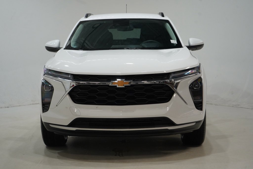 Used 2025 Chevrolet Trax LT FWD image 2