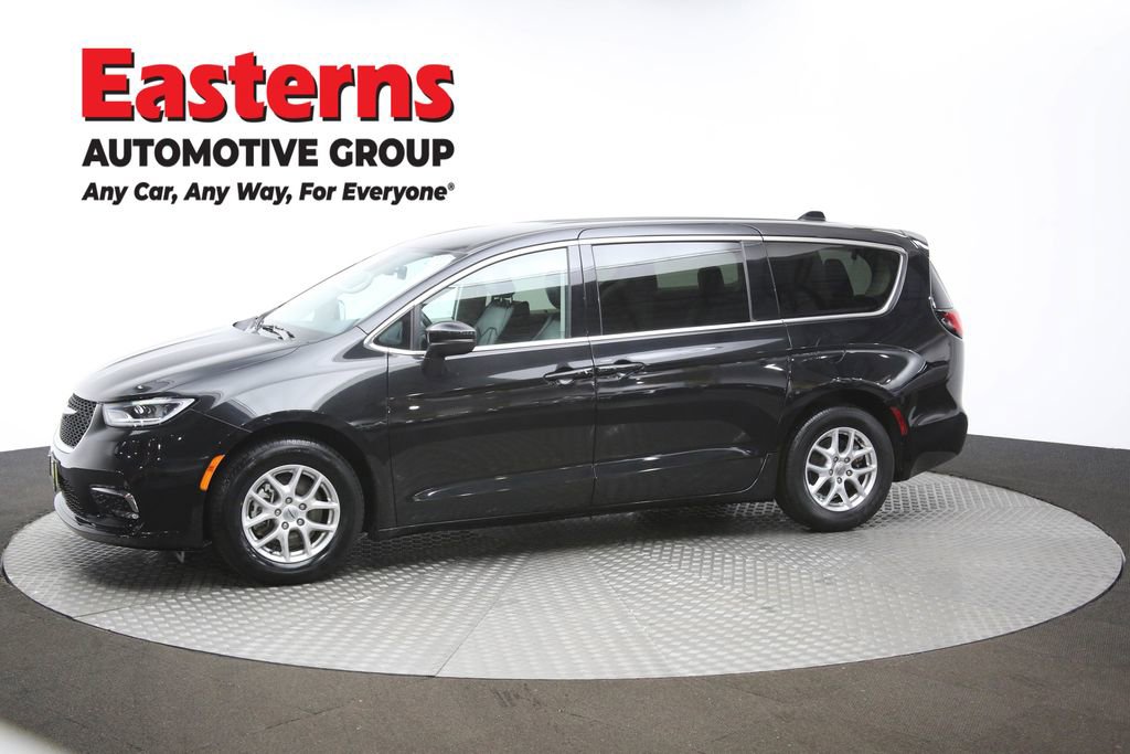 Used 2023 Chrysler Pacifica Touring-L image 57