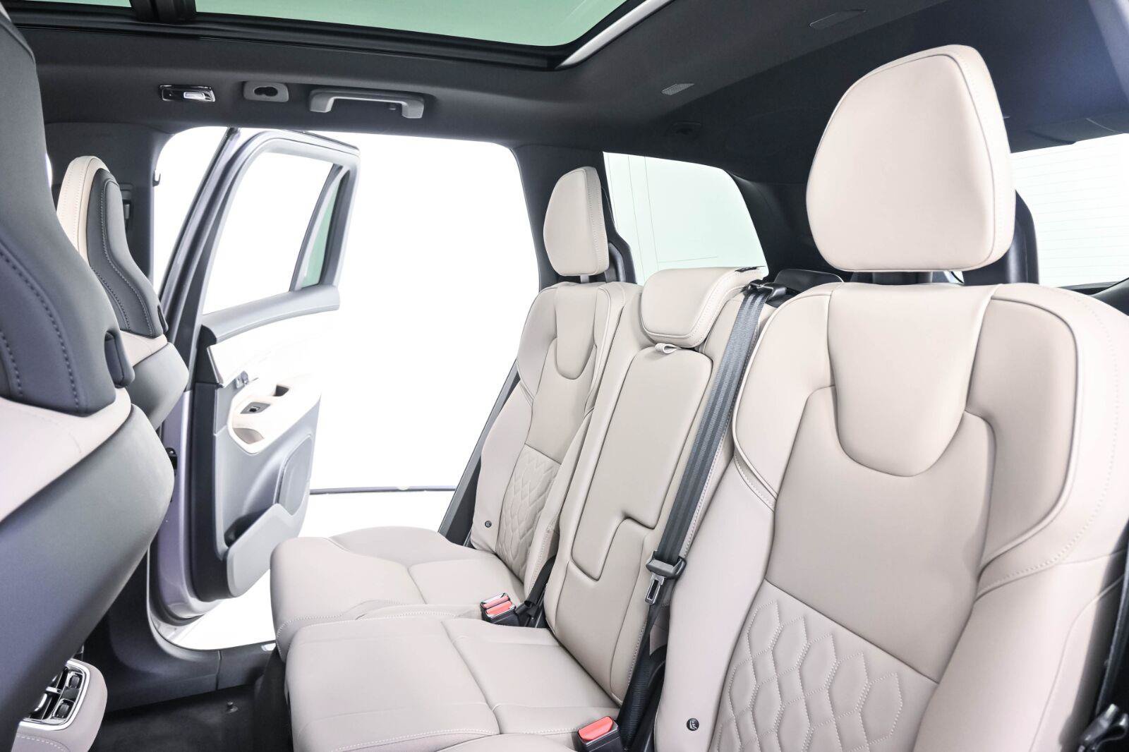 New 2026 Volvo XC90 B6 Plus w/ Protection Package Premier AWD/4WD image 21