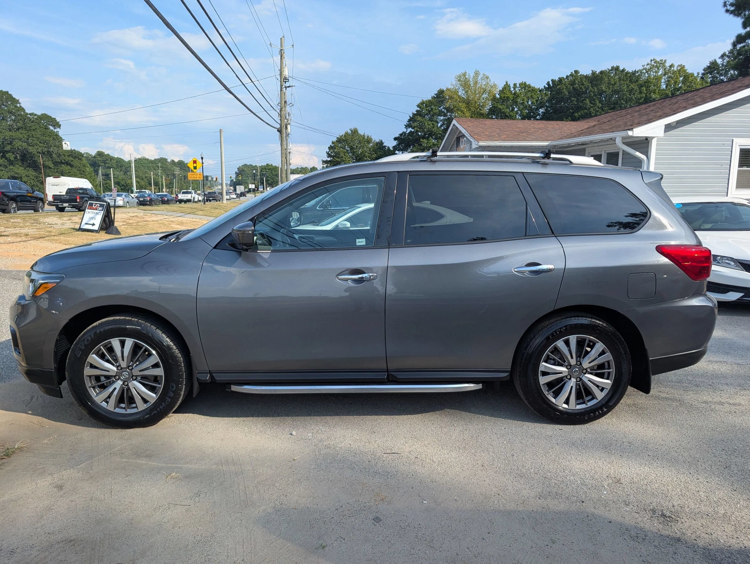 Used 2019 Nissan Pathfinder SL AWD/4WD image 4