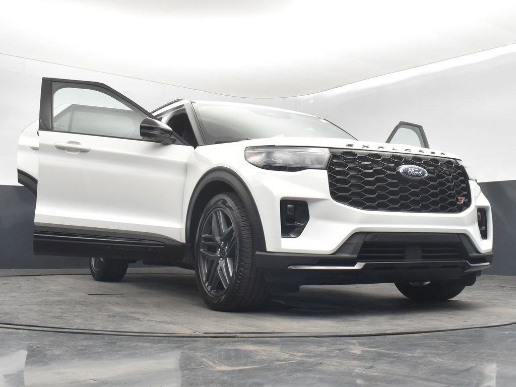 Used 2025 Ford Explorer ST image 36