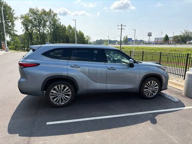 Used 2023 Toyota Highlander Platinum FWD image 6