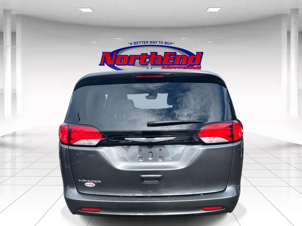 Used 2023 Chrysler Voyager LX image 5
