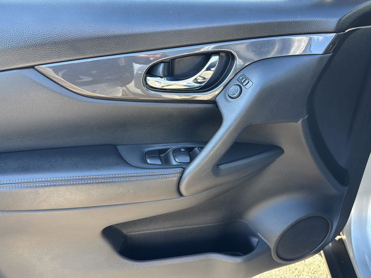 Used 2020 Nissan Rogue SV image 15