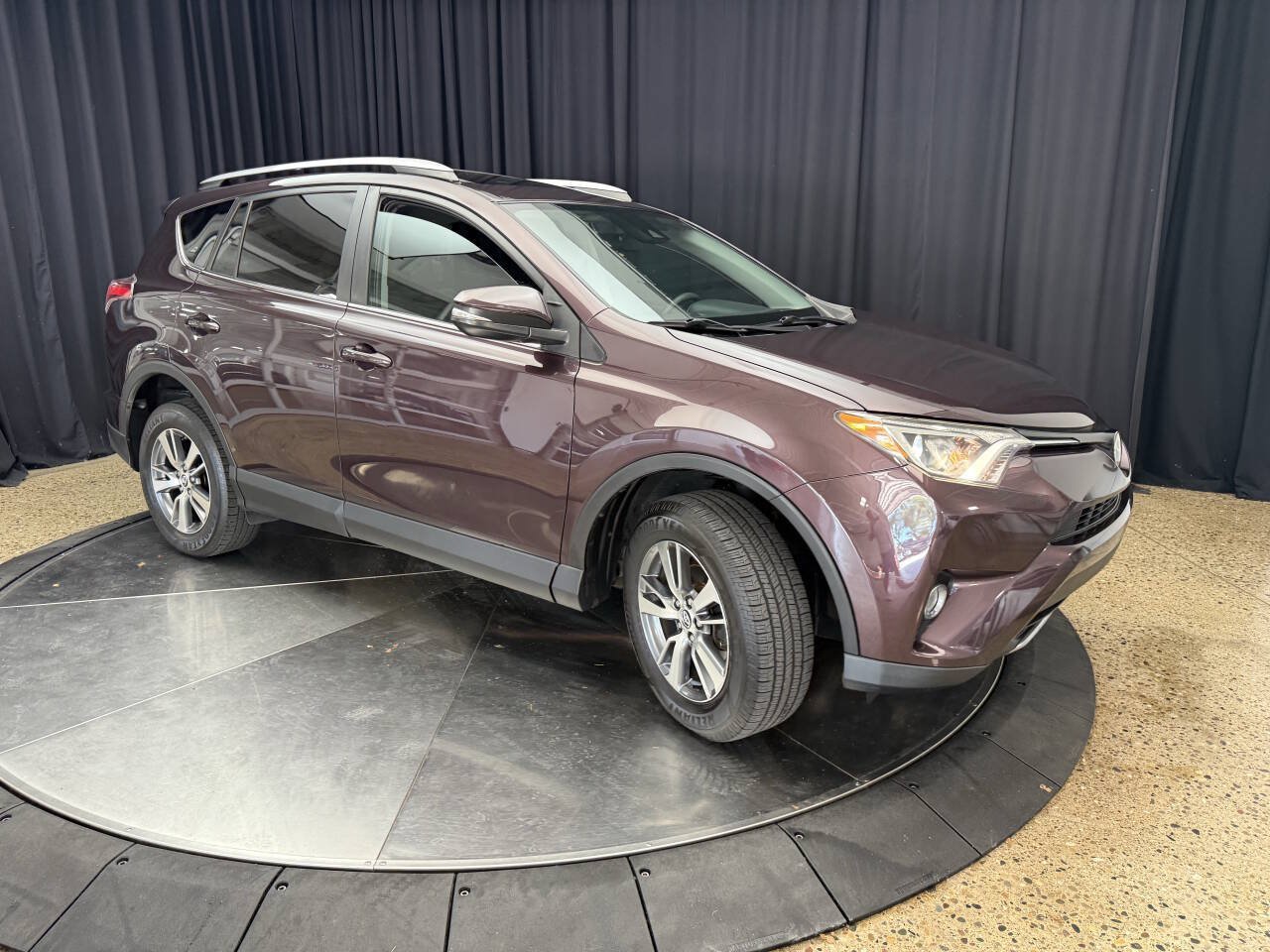 Used 2017 Toyota RAV4 XLE AWD/4WD image 5