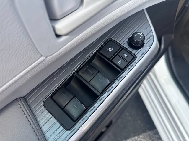 Used 2025 Toyota Sienna LE FWD image 13