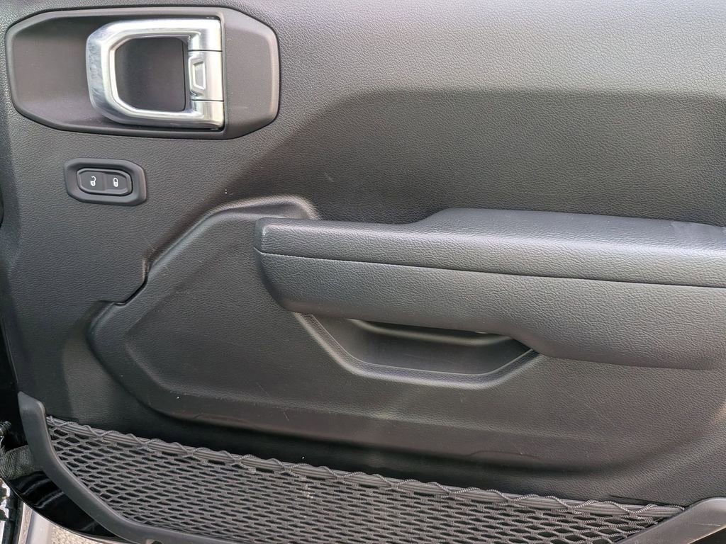 Used 2025 Jeep Wrangler Unlimited Rubicon w/ Convenience Group image 29