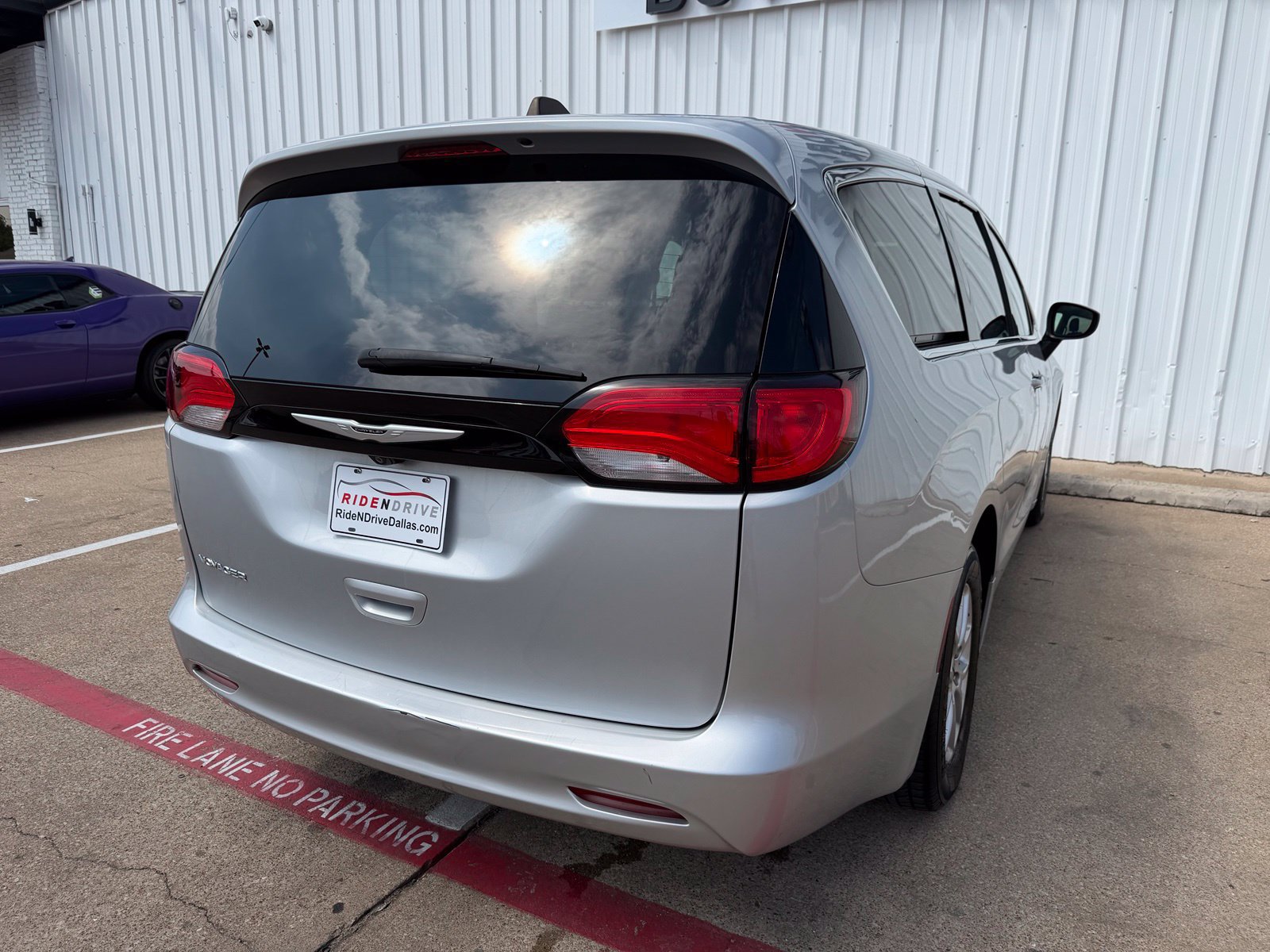 Used 2023 Chrysler Voyager LX FWD image 6