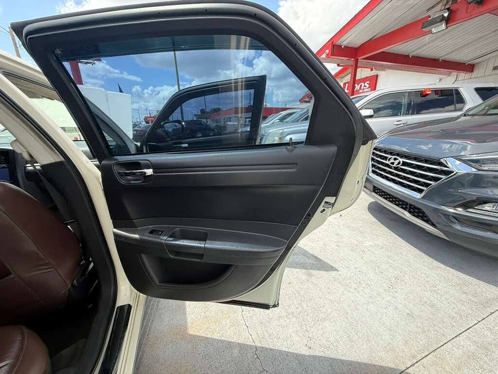 Used 2008 Chrysler 300 LX RWD image 12