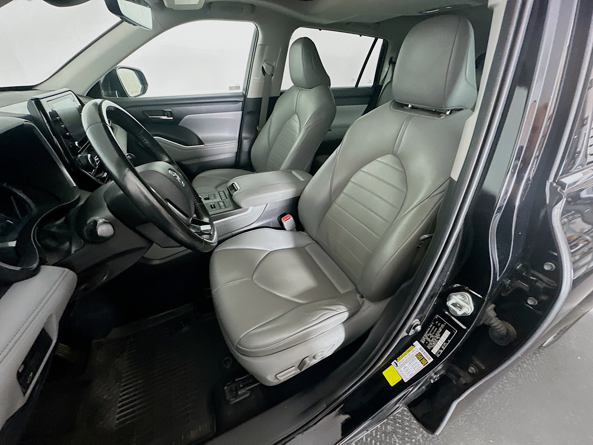 Used 2021 Toyota Highlander XLE AWD/4WD image 13