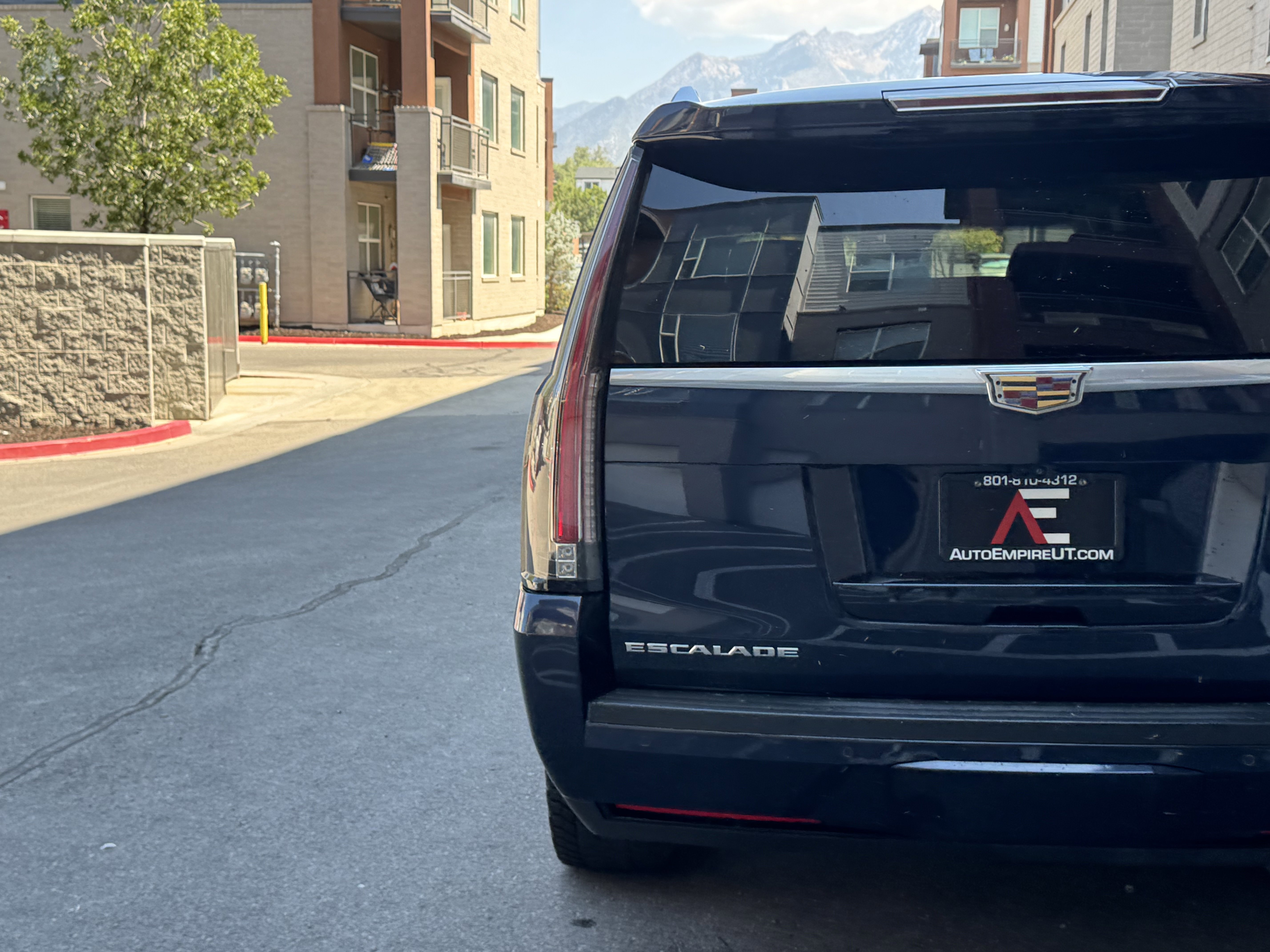 Used 2017 Cadillac Escalade ESV Luxury image 3
