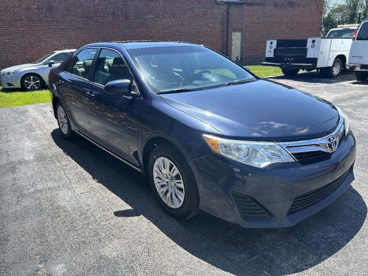 Used 2014 Toyota Camry LE w/ Moonroof Package FWD image 5