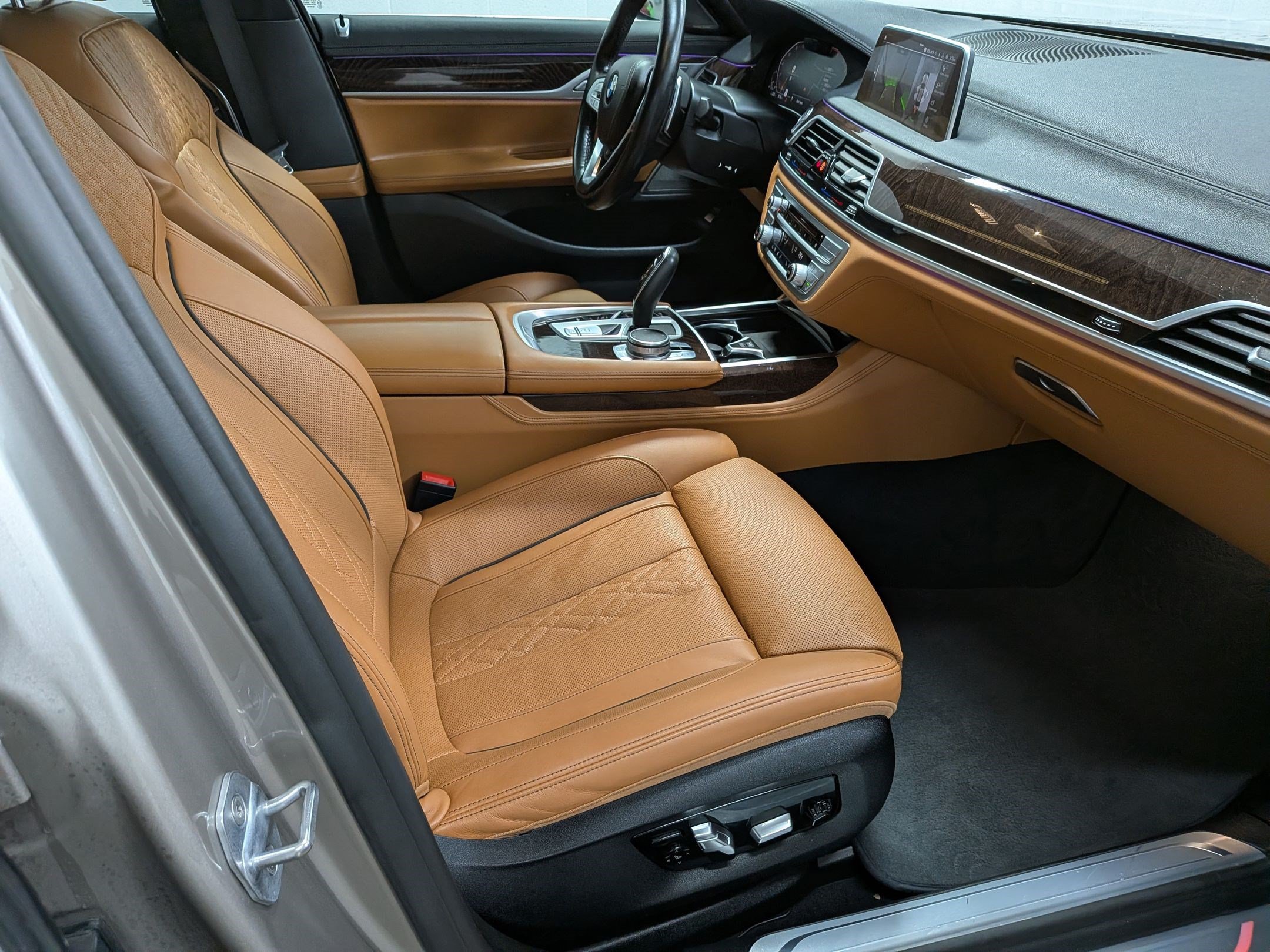 Used 2020 BMW 750i xDrive w/ Interior Design Package AWD/4WD image 35
