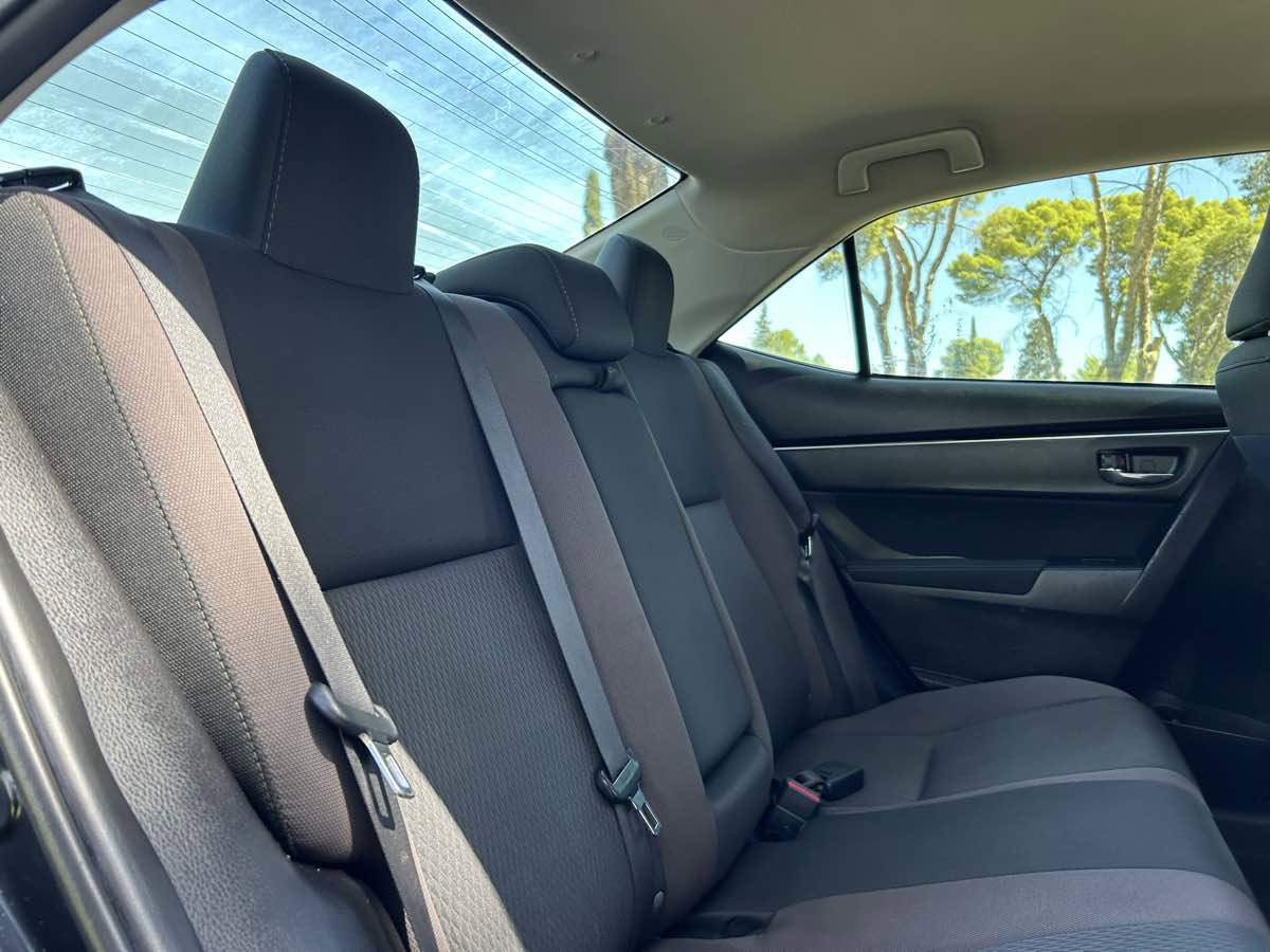 Used 2018 Toyota Corolla LE FWD image 27