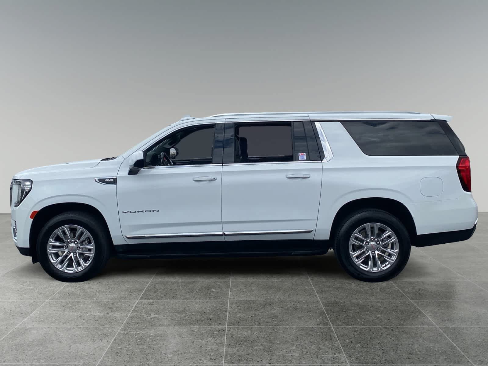 Used 2024 GMC Yukon XL SLT AWD/4WD image 2