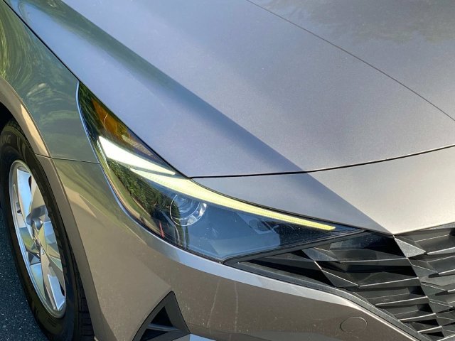 Used 2023 Hyundai Elantra SE FWD image 4