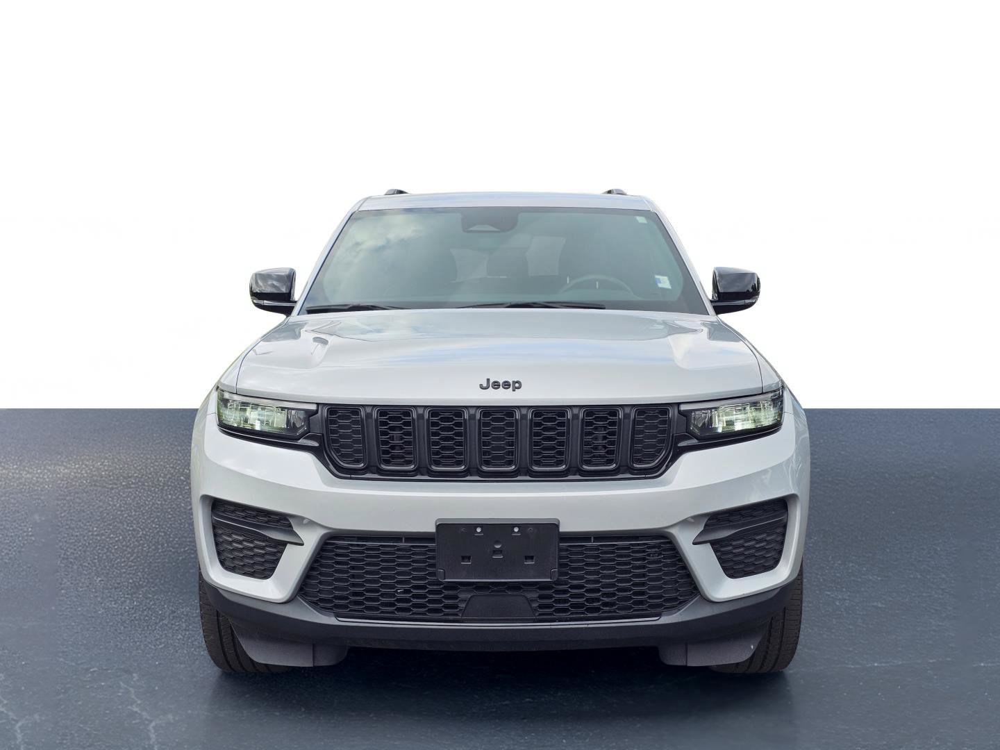 Used 2023 Jeep Grand Cherokee Altitude AWD/4WD image 2