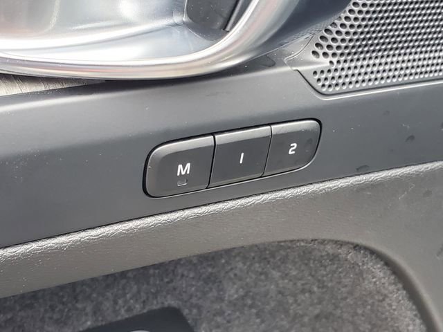 Certified 2023 Volvo XC40 B5 Plus w/ Driver Assist Package AWD/4WD image 11