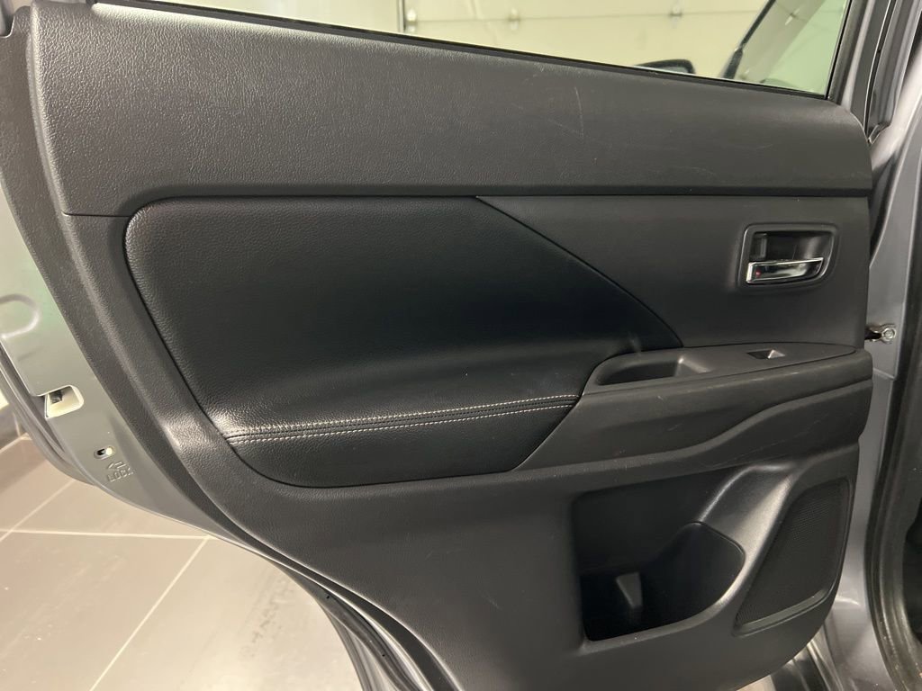 Used 2015 Mitsubishi Outlander SE image 29