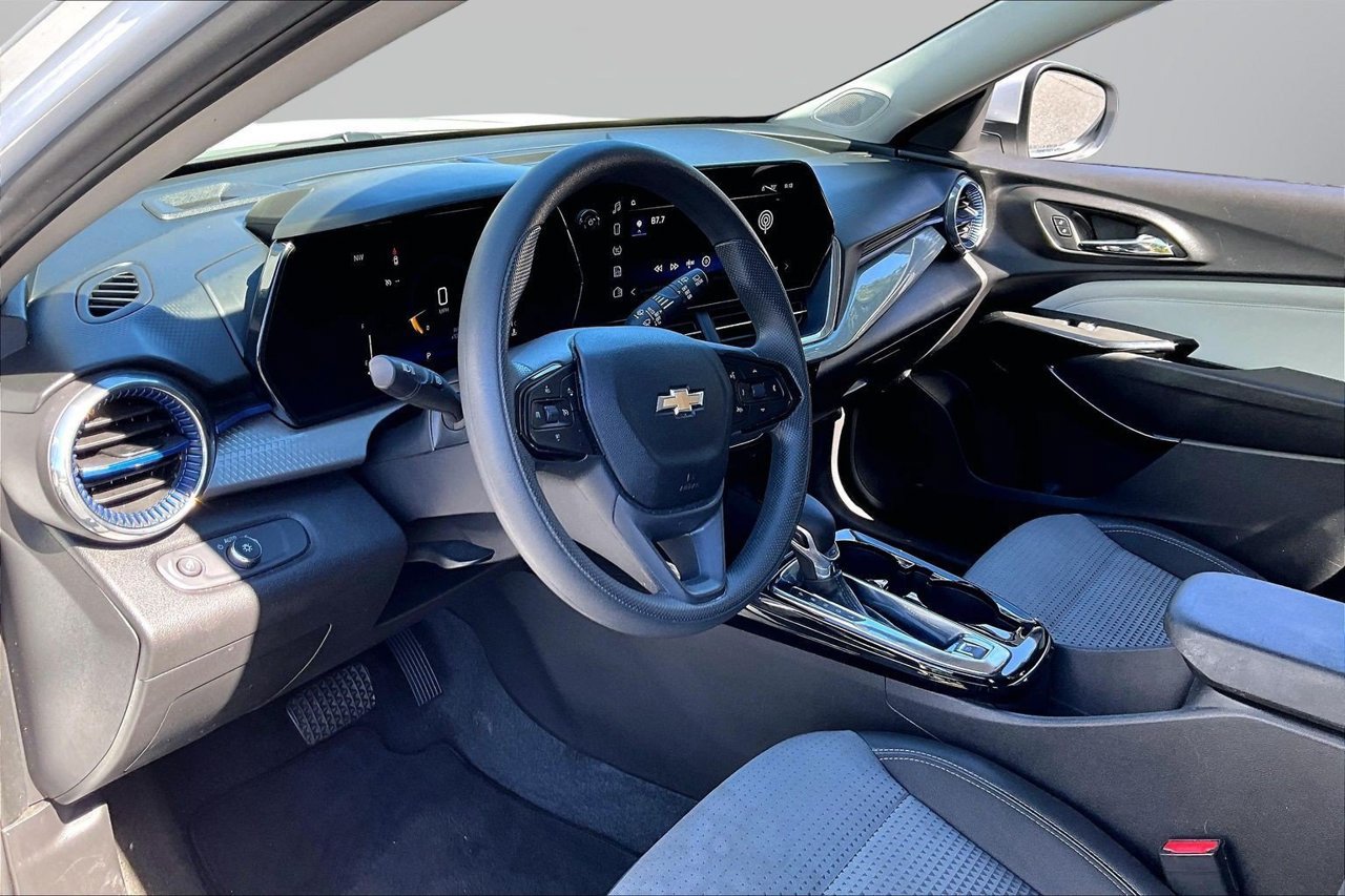 Used 2025 Chevrolet Trax LT FWD image 17