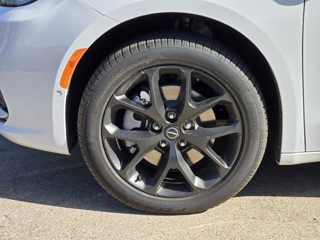 New 2026 Chrysler Pacifica Limited w/ S Appearance Package AWD/4WD image 7