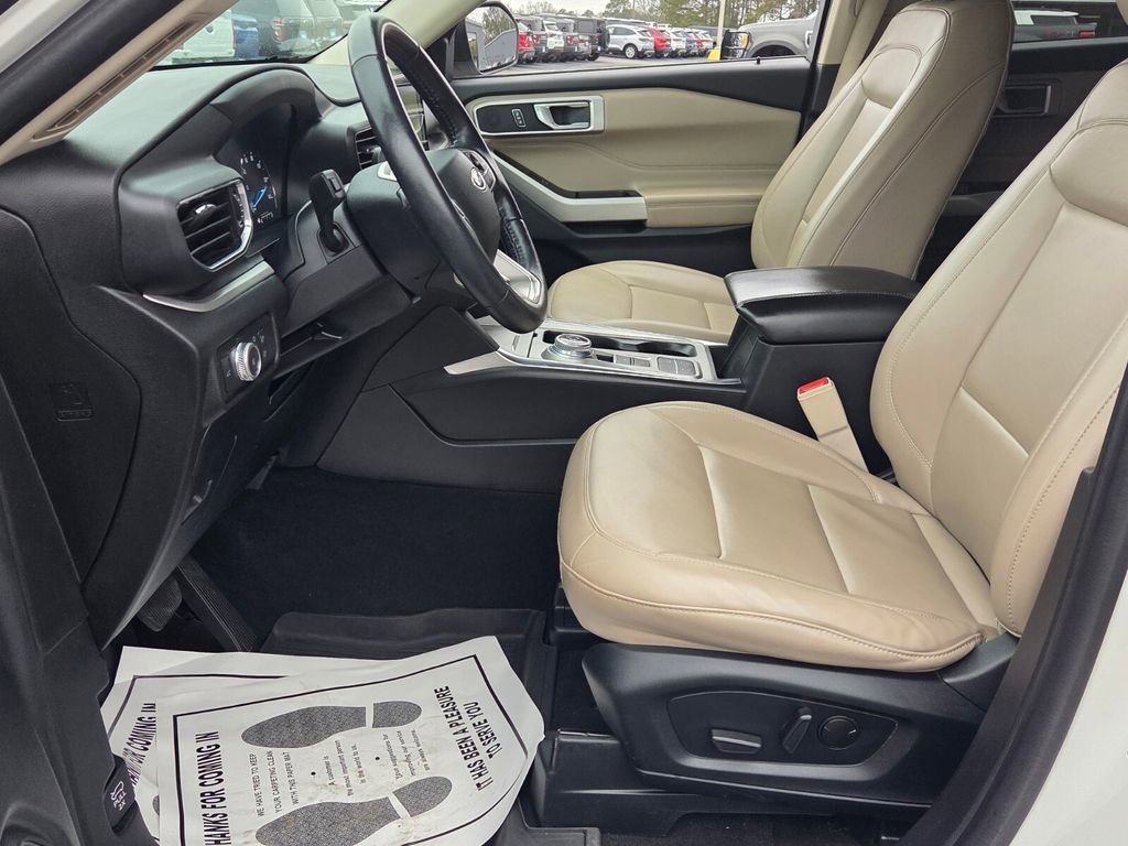 Used 2022 Ford Explorer XLT w/ Equipment Group 202A image 5