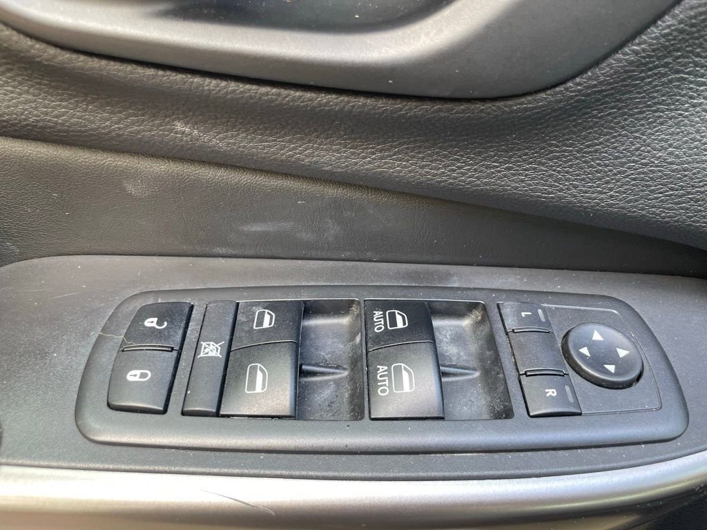 Used 2019 Jeep Cherokee Latitude Plus w/ Comfort/Convenience Group image 10