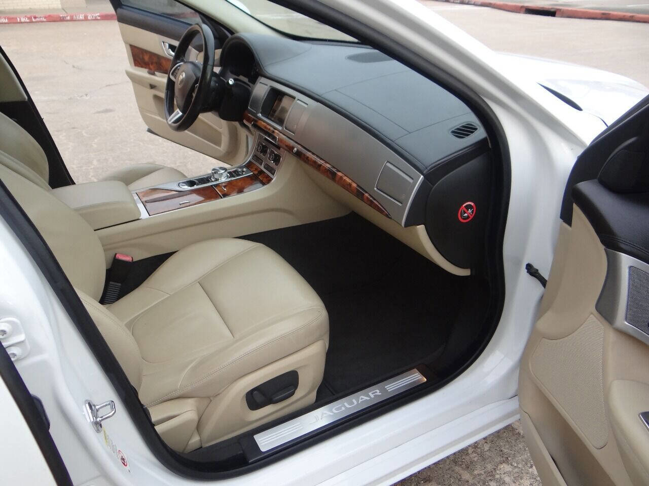 Used 2015 Jaguar XF Premium image 19