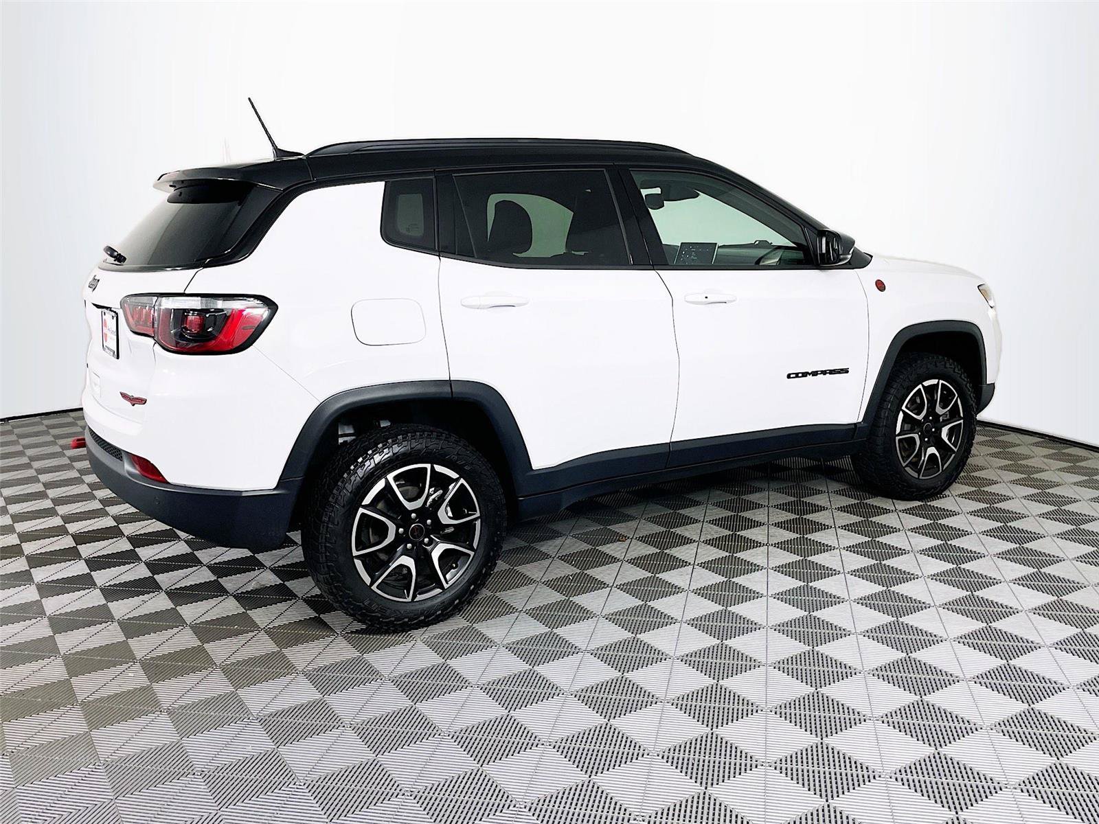 Used 2025 Jeep Compass Trailhawk AWD/4WD image 10