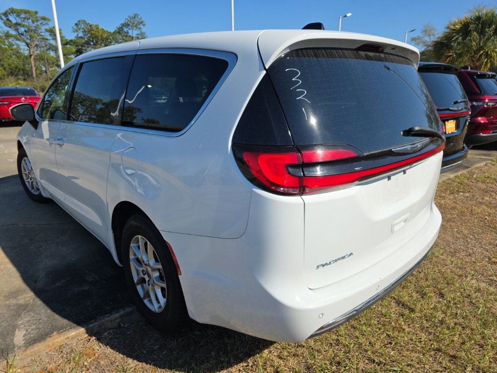 Certified 2023 Chrysler Pacifica Touring-L image 4