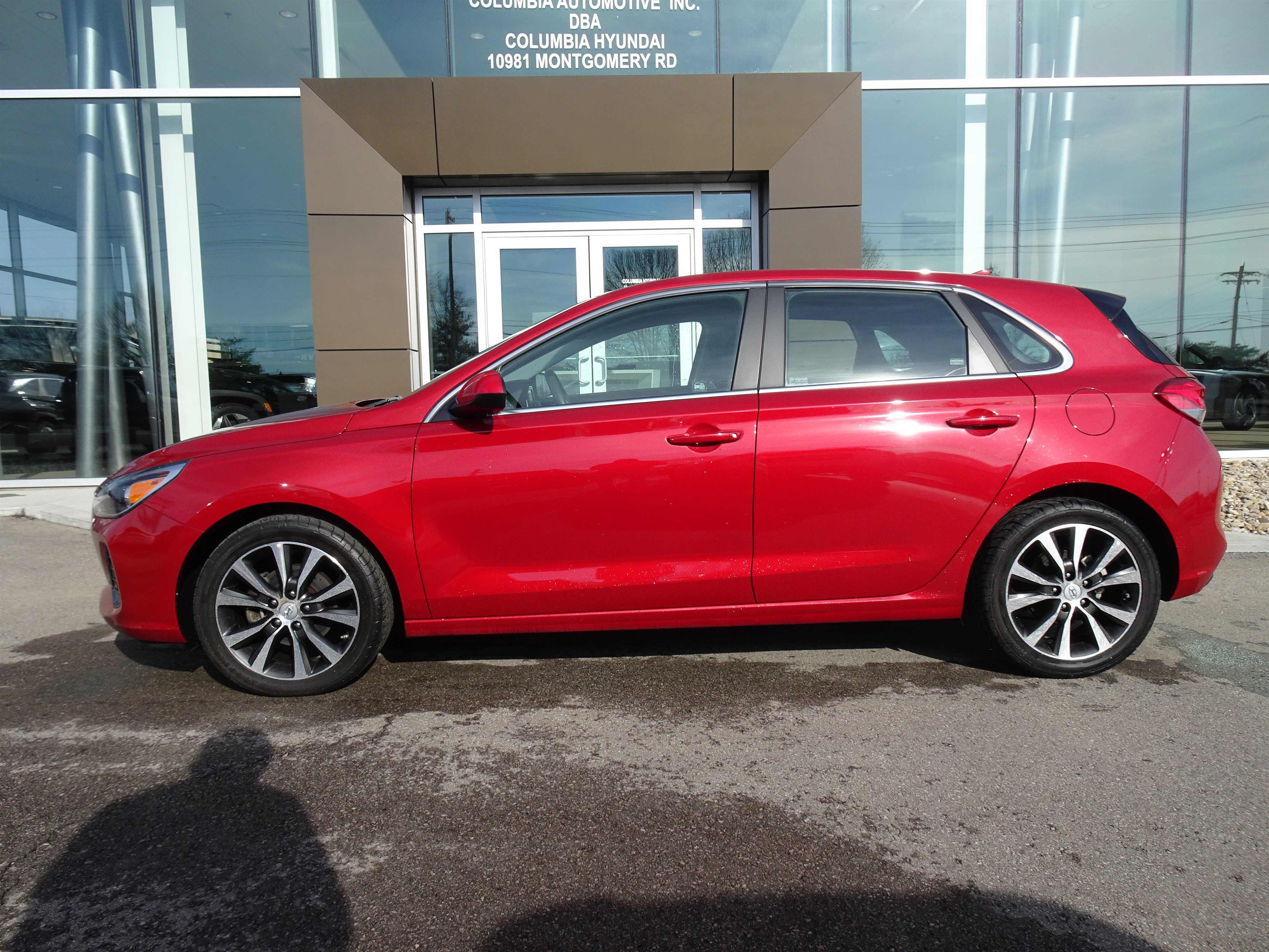 Used 2019 Hyundai Elantra GT FWD image 2