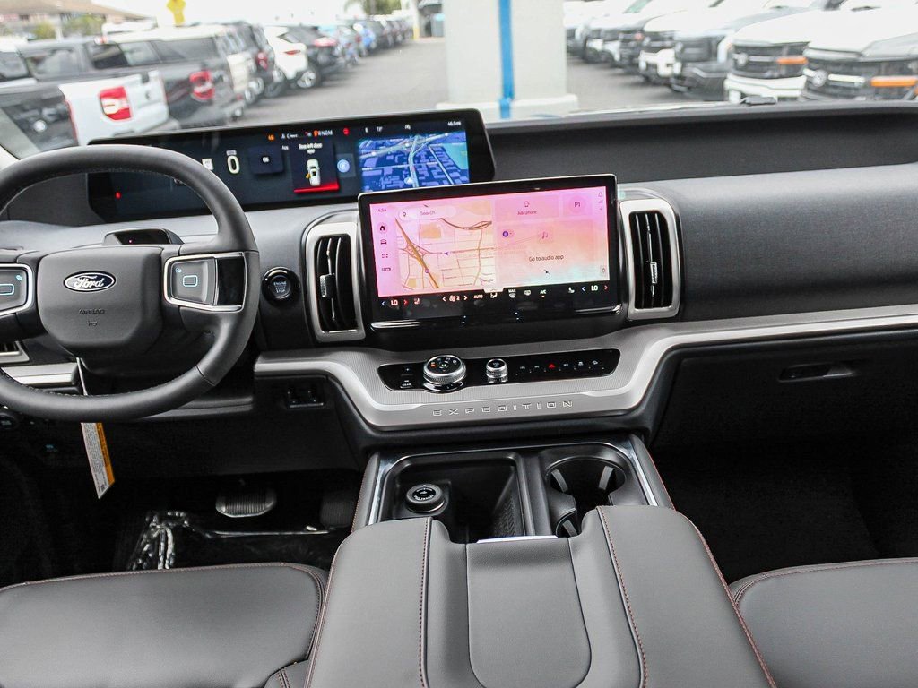 New 2025 Ford Expedition Active image 12