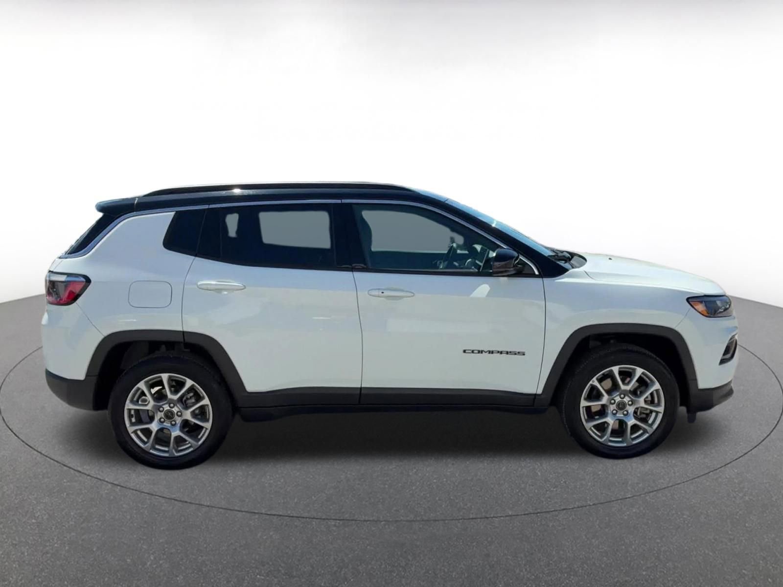 Used 2025 Jeep Compass Limited image 16