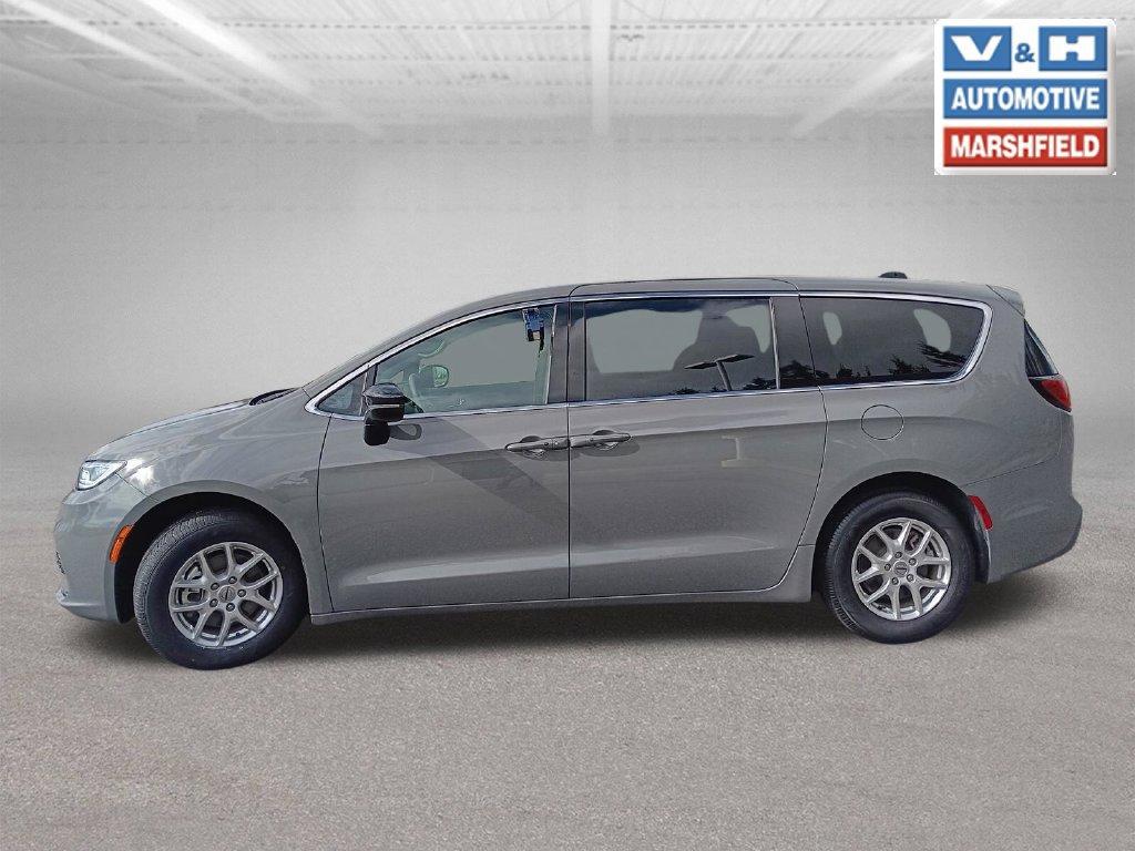Used 2025 Chrysler Pacifica Select FWD image 2